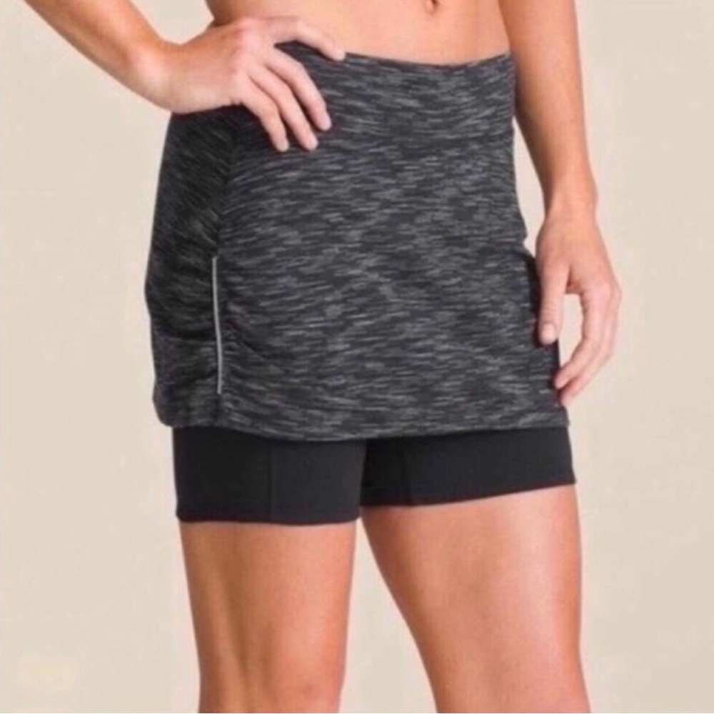 Athleta 2 in 1 Contender Space-Dye Heathered Grey/Black Skort XS